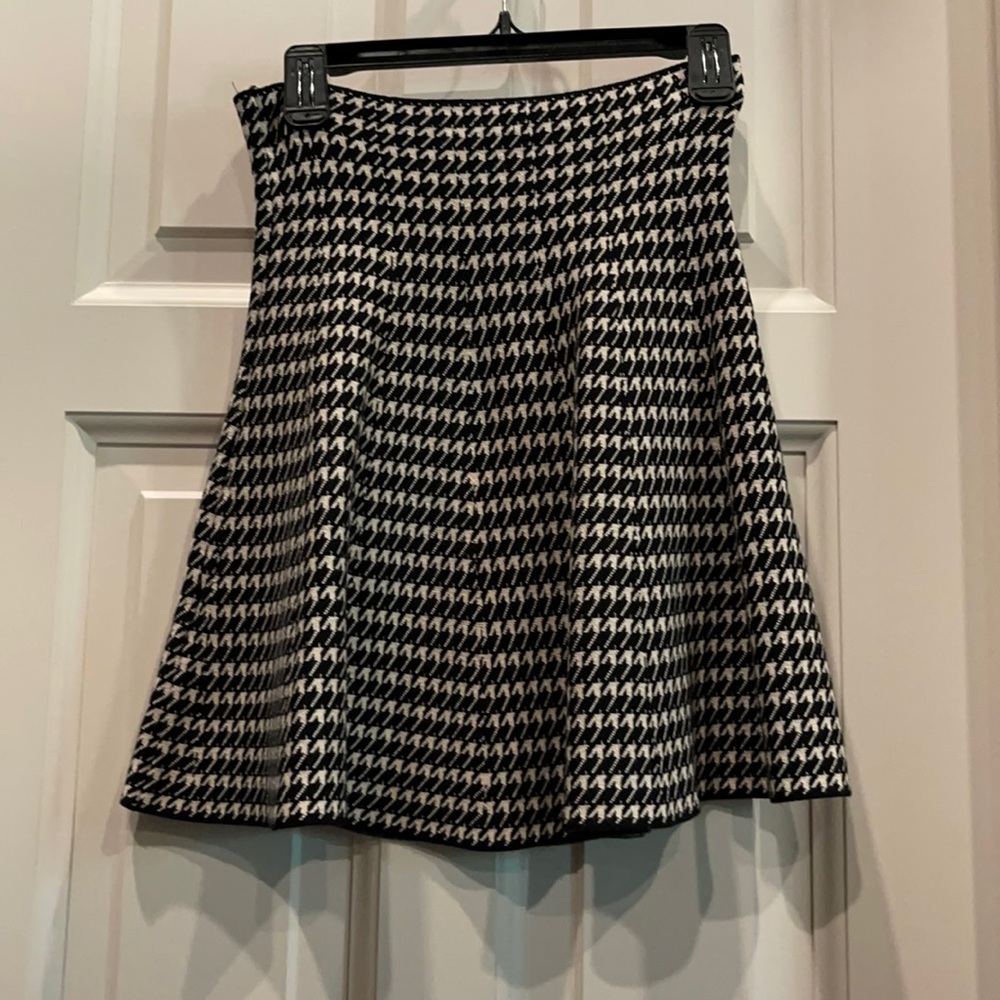 Max studio stretch skirt in houndstooth